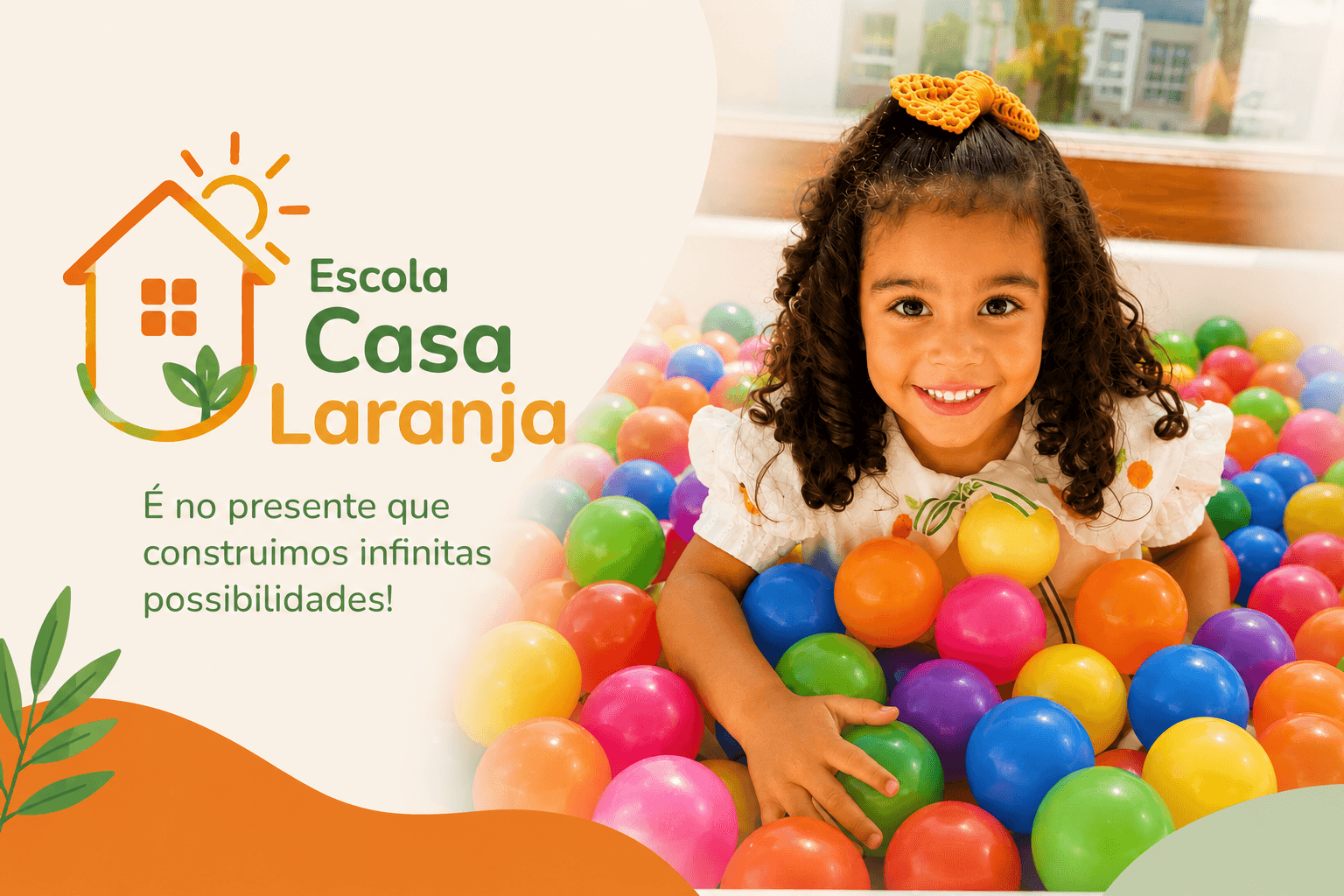 Criança sorrindo enquanto brinca em uma piscina de bolinhas coloridas